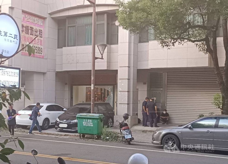 苗栗縣頭份市尚順廣場商圈一處民宅12日下午傳出疑似槍響後,大片玻璃窗應聲碎裂,警方獲報到場蒐證,帶回4人調查偵辦。(民眾提供)中央社記者管瑞平傳真 110年10月12日