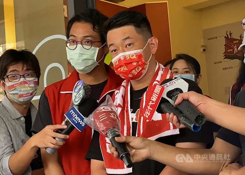 台灣基進立委陳柏惟(前右)的罷免案23日將投票,他12日表示,13日起團隊將在選區展開100小時的步行活動,盼放慢腳步,在已走過無數次的大街小巷,用雙腳一步步走完,起點定在烏日服務處,這是他到台中設第一個服務處的地方。(陳柏惟服務處提供)中央社記者蘇木春傳真 110年10月12日