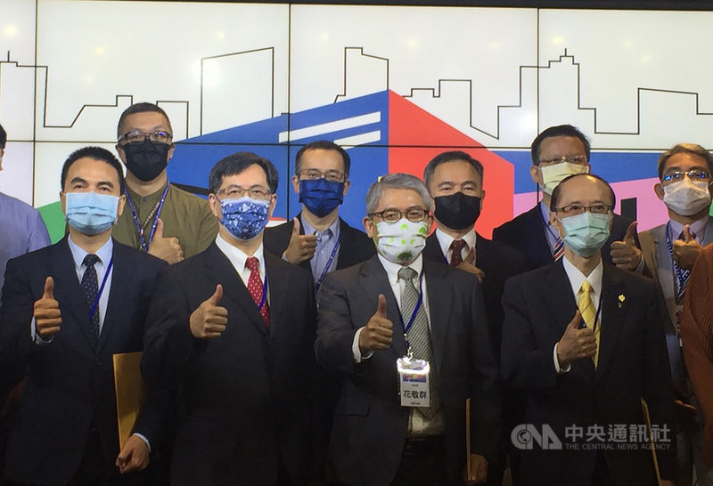 消費者文教基金會12日在台北舉辦2021第4屆不動產高峰論壇,內政部次長花敬群(前右2)出席與會,並以社會住宅為範例,讓消費者了解何謂住得安心的好宅。中央社記者楊淑閔攝 110年10月12日