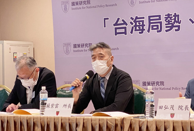 國防安全研究院軍事戰略暨產業所長蘇紫雲(右)12日在國策研究院舉辦的座談會中分析,北京當局無法接受攻台失敗的後果,因此台海即便有爆發意外衝突的可能,但很快就會被撲滅,「台海爆發熱戰率低」。中央社記者賴言曦攝 110年10月12日