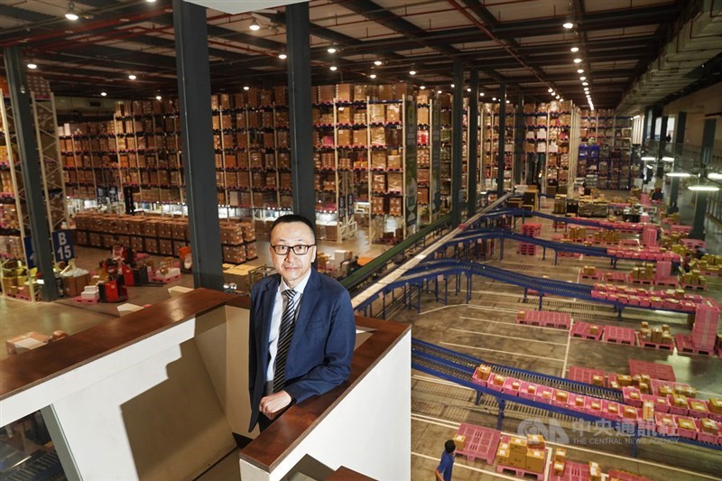 全台近百家國際藥廠的醫藥物流經銷,都委託給裕利醫藥。近來自購及捐贈的COVID-19疫苗密集到貨,從接機、冷鏈倉儲到物流配送至各地,也是由裕利醫藥扛起關鍵任務。圖為裕利醫藥總經理周志鴻。中央社記者徐肇昌攝 110年10月12日