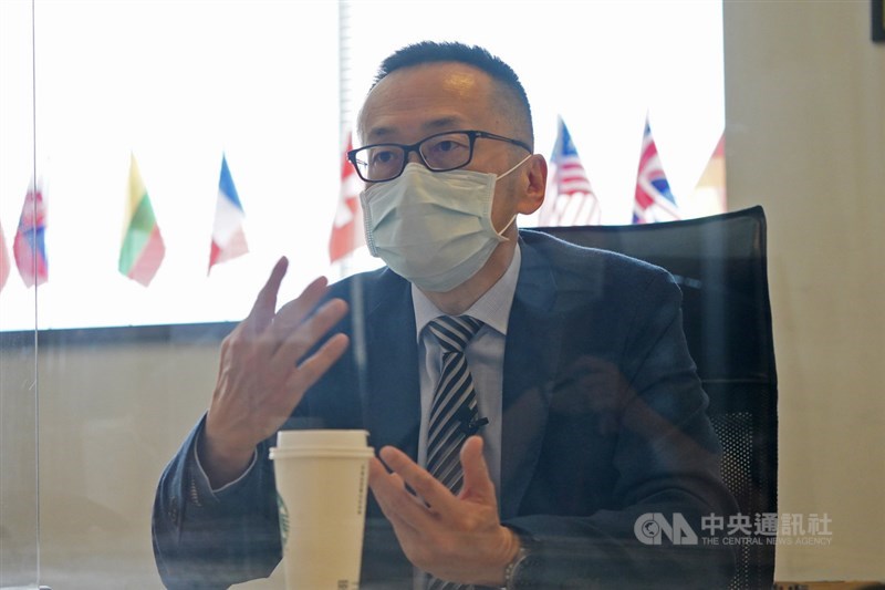 裕利醫藥總經理周志鴻表示,「台灣還沒有封城準備前,我們就提出各項緊急應變計畫」。中央社記者徐肇昌攝 110年10月12日