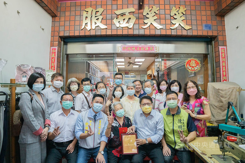 重陽節前夕,屏東縣長潘孟安(前右2)12日前往里港鄉訪視百歲人瑞趙王隆春(前右3),致贈禮金及禮品,也感謝趙王隆春過去為地方的貢獻與努力。(屏東縣政府提供)中央社記者郭芷瑄傳真 110年10月12日