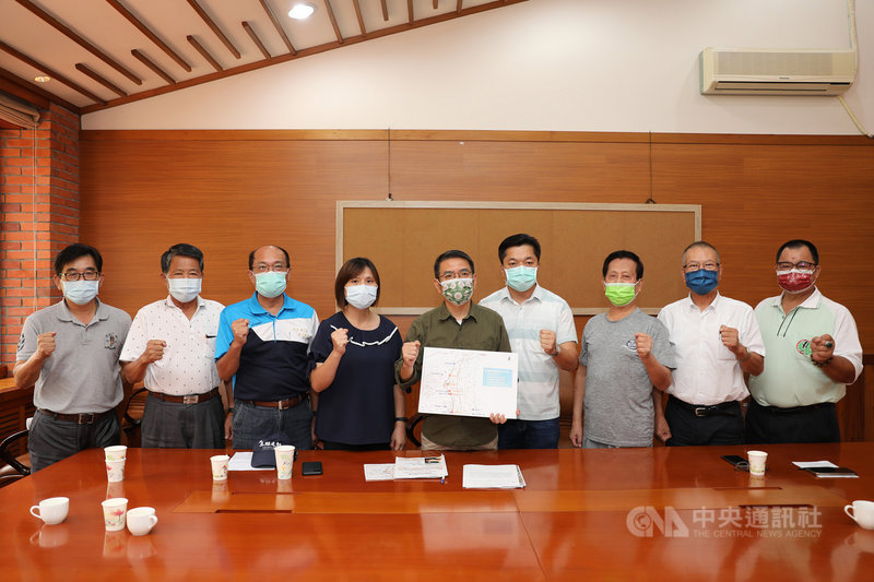 高鐵延伸宜蘭站址選擇議題,民進黨宜蘭縣議會黨團邀宜蘭市長江聰淵(中)等討論,達多項共識,也請中央尋覓「宜蘭站以南」最合適站址設高鐵宜蘭站,推動高鐵早日定案、儘速動工。(民主進步黨宜蘭縣議會黨團提供)中央社記者王朝鈺傳真 110年10月12日