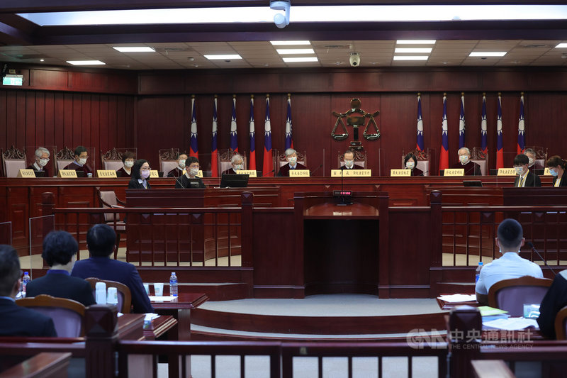 司法院大法官12日針對與強制工作相關的聲請解釋案,於憲法法庭進行言詞辯論,爭點包括刑法、組織犯罪防制條例、竊盜犯贓物犯保安處分條例所規定的強制工作,是否侵害人性尊嚴或侵害憲法所保障的人身自由,又或是違反一罪不二罰原則,以及相關裁判程序是否違反憲法正當法律程序原則。(台北市攝影記者聯誼會提供)中央社記者蕭博文傳真 110年10月12日