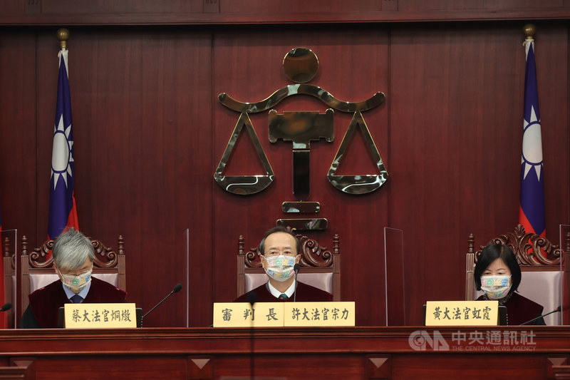 大法官12日針對強制工作釋憲案召開憲法法庭,進行言詞辯論,由司法院長許宗力(中)擔任審判長。(台北市攝影記者聯誼會提供)中央社記者蕭博文傳真 110年10月12日