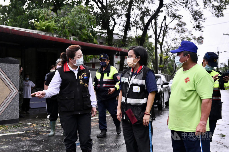 颱風圓規外圍環流挾帶豐沛雨量,花蓮地區全天間歇雨勢不斷,縣長徐榛蔚(前左)12日前往秀林鄉等地視察受災狀況,秀林鄉長王玫瑰(前中)陪同。(花蓮縣政府提供)中央社記者張祈傳真 110年10月12日