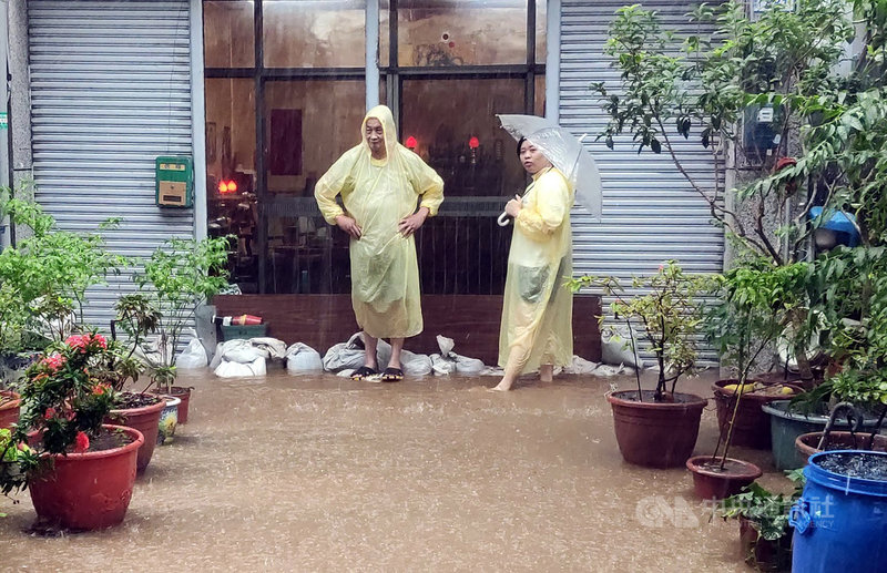 台東縣多數鄉鎮截至12日中午累積雨量逾200毫米,從台9線從最南端的大武至最北端的池上,多處傳出積水災情,尤其是台東市南王段、台東市和卑南交接的綠色隧道,以及卑南鄉下檳榔一帶,雨水夾帶黃泥淹沒路面,家戶不停地堆起沙包,防止屋內灌水。中央社記者盧太城攝 110年10月12日