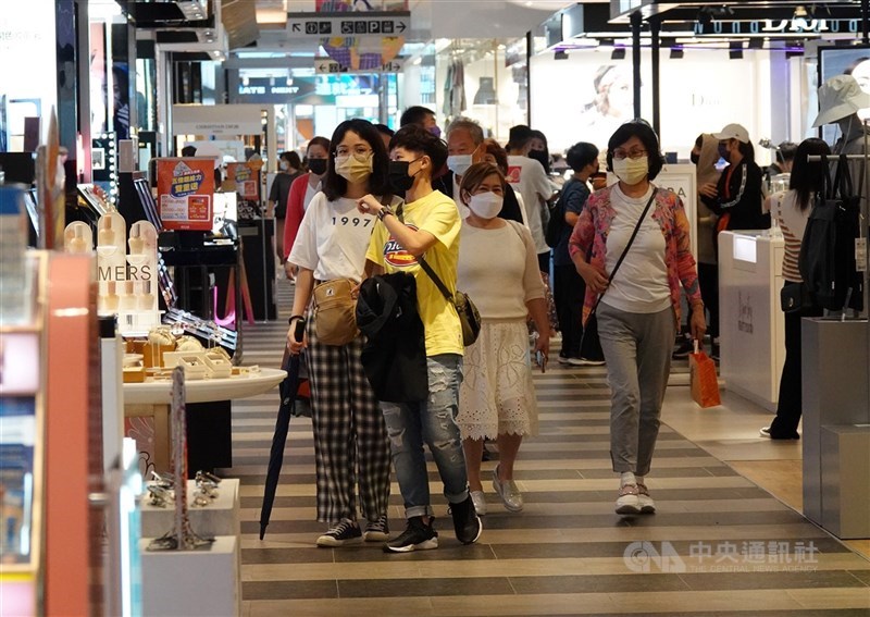 中央流行疫情指揮中心11日宣布,國內新增1例COVID-19本土個案。圖為台北市商圈逛街人潮。中央社記者鄭傑文攝 110年10月11日