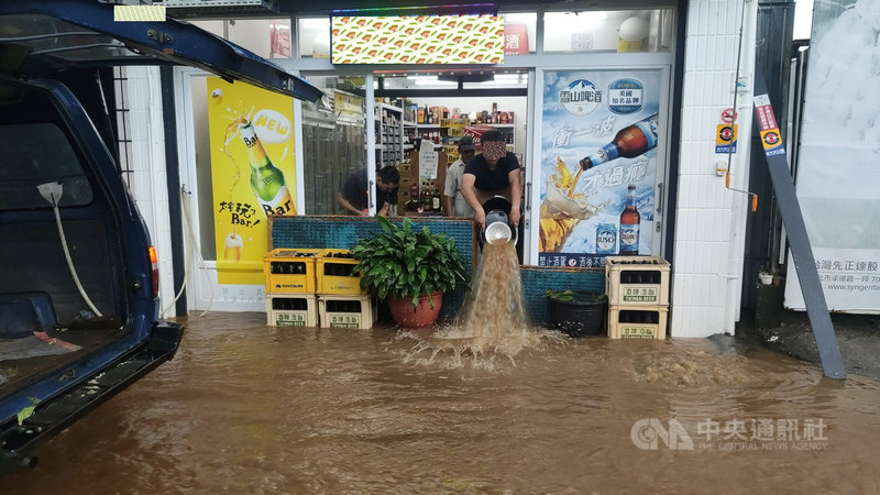 台東縣12日各處都有驟雨,尤其是南迴線鄉鎮,一大早雨勢傾盆而下,馬路能見度不到50公尺。據中央氣象局截至下午1時的今日累積雨量統計,台東16個鄉鎮有11個超過200毫米,南迴4鄉鎮均超過200毫米,大武將近300毫米。圖為民眾忙著將積水從家中排出。中央社記者盧太城攝 110年10月12日