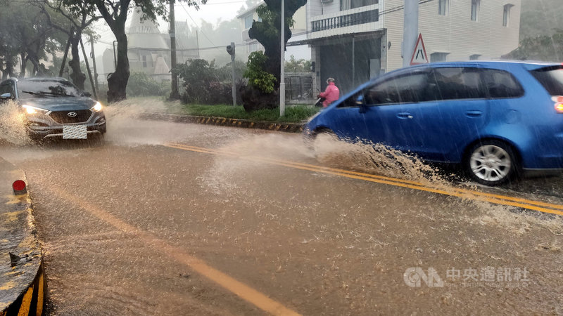 中央氣象局12日對台東縣山區鄉鎮發出大豪雨警戒;其他平地鄉鎮則是豪雨警戒。位於台東市和卑南鄉交接地帶的綠色隧道及卑南鄉下檳榔一帶,雨水夾帶黃泥淹沒路面,道路彷彿變成一條「黃河」。中央社記者盧太城台東攝 110年10月12日