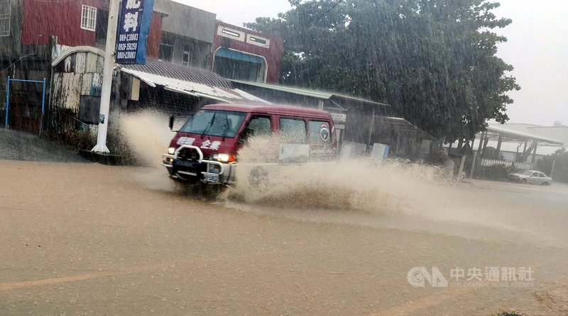 台東地區雨勢不斷,多數鄉鎮截至12日中午累積雨量皆超過200毫米,其中以南迴地區和台東市、卑南鄉積水情形最嚴重,台9線綠色隧道等多處路段積水夾帶黃泥,宛如「黃河」。中央社記者盧太城台東攝 110年10月12日