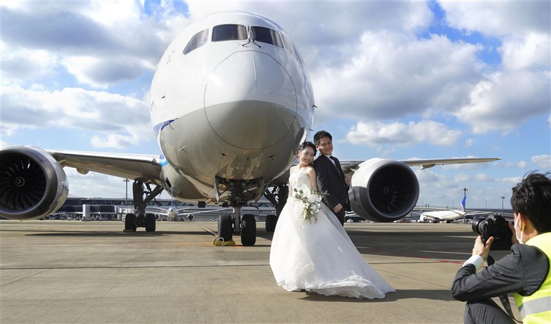 日本成田機場推出讓新人在停機坪與飛機一起拍婚紗照的服務。(共同社)