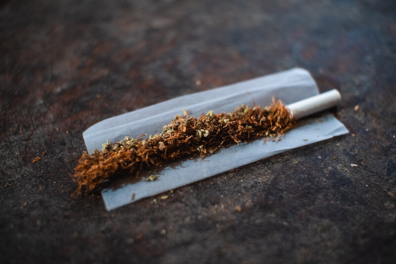 菸害防制法新法22日上路，衛福部同步公告，凡以菸草或其他含有尼古丁的天然植物為原料製成，且未改變原料物理性態的菸品，審查通過才能上市。（圖取自Unsplash圖庫）