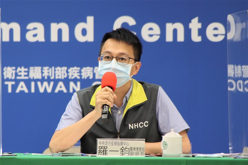 指揮中心醫療應變組副組長羅一鈞12日說明,不明感染源計算會排除舊案,因此11日新增確診內湖幼兒園老師就會不算入。(指揮中心提供)