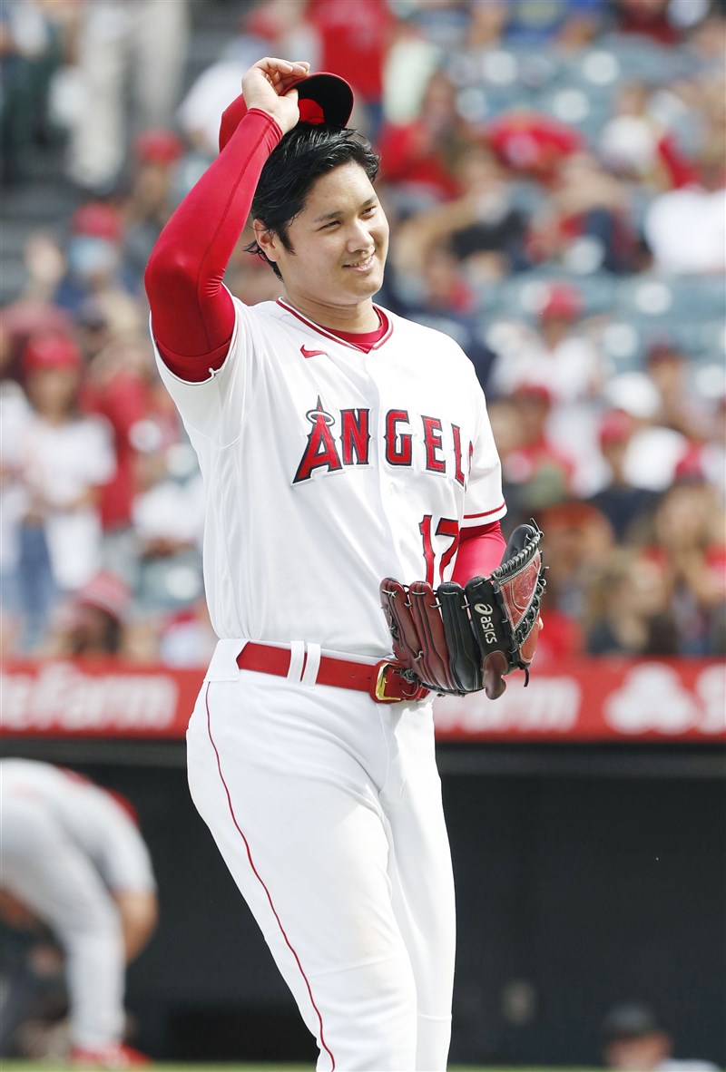 日本球星大谷翔平展現投打「二刀流」奇才風靡棒壇,但他仍謙遜自持,會在休息區清垃圾。(共同社)