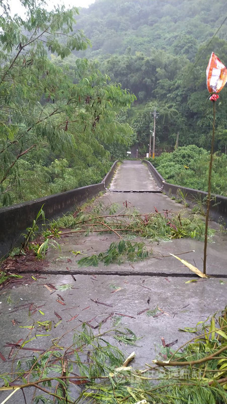 颱風圓規雖未登陸,卻為花蓮帶來可觀雨量,玉里鎮赤科山高寮往竹林山上,一座40年橋齡的竹林橋,不敵一天一夜的風雨,加上年久失修,橋墩下陷而封閉。(民眾提供)中央社記者李先鳳傳真 110年10月12日