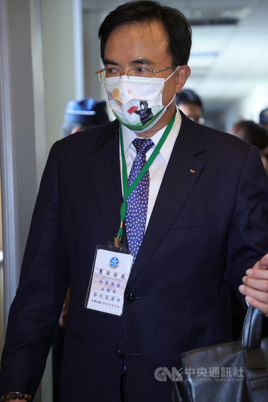 司法院大法官12日針對與強制工作相關的聲請釋憲案開庭進行言詞辯論,法務部由政務次長蔡碧仲代表出庭,表示意見,他於庭中主張,強制工作有其必要性,即使程序面有闕漏,也不影響制度本身的合憲性。(台北市攝影記者聯誼會提供)中央社記者蕭博文傳真 110年10月12日