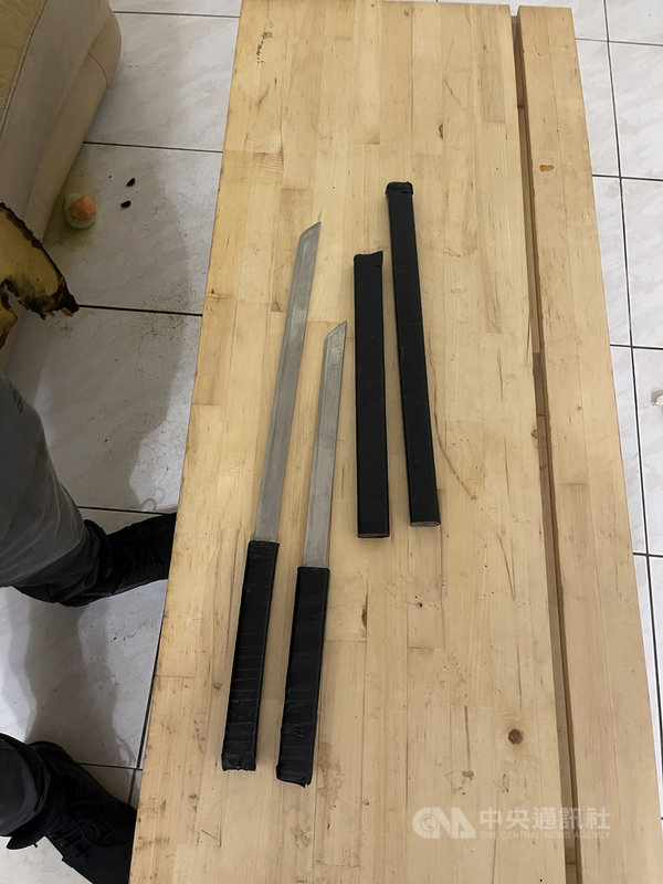 台北市警察局萬華分局12日上午獲報指西藏路、雙園街口有人持刀,查證屬實後組成專案小組偵辦,循線將余姓男子查緝到案。圖為余男所持刀械。(翻攝照片)中央社記者黃麗芸傳真 110年10月12日