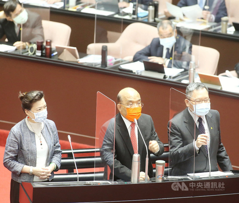 立法院會12日邀請行政院長蘇貞昌(中)率相關部會首長列席,進行施政報告總質詢;圖為財政部長蘇建榮(右)、經濟部長王美花(左)與蘇貞昌同台備詢。中央社記者郭日曉攝 110年10月12日
