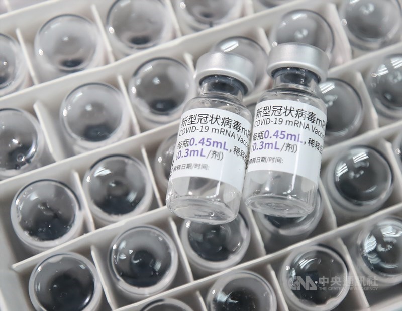 台中市1名有慢性病史的62歲男子9月30日接種BNT疫苗後,10月9日突然倒地經送醫後仍不治。(中央社檔案照片)
