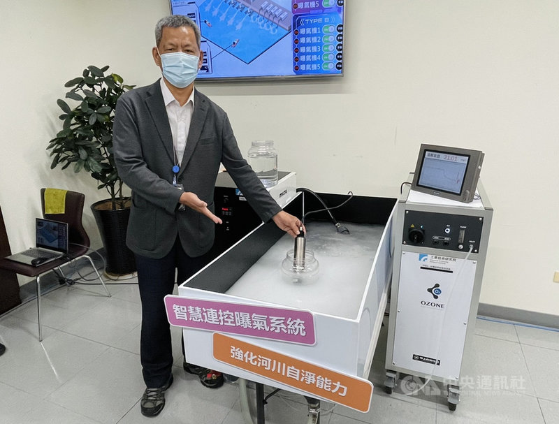 環保署13日舉辦「智慧連控奈米曝氣系統 魚庇增氧現生機」記者會,環保署水質保護處長顏旭明現場實際架設曝氣機呈現運轉效果。(環保署提供)中央社記者張雄風傳真 110年10月13日