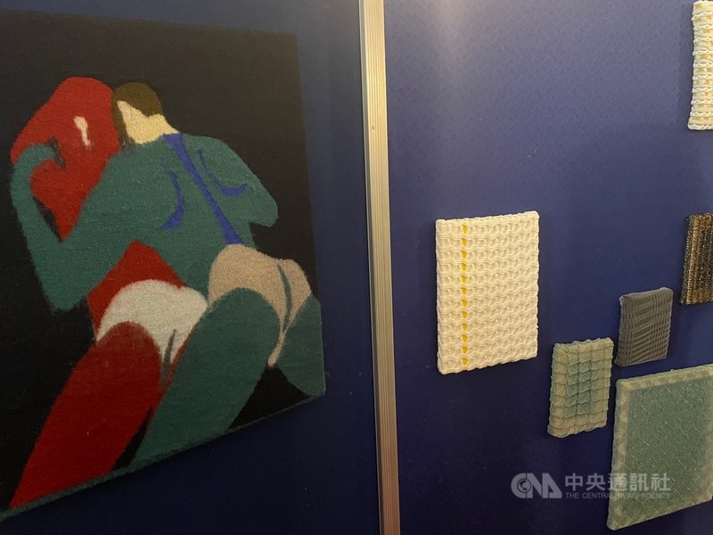 作品曾登上倫敦時裝週的旅英時裝設計師郭奕玲專精針織,她9日在倫敦舉行的雙十國慶餐會現場展示結合環保纖維、特殊複合媒材與多樣編織技法的作品。中央社記者陳韻聿倫敦攝 110年10月12日