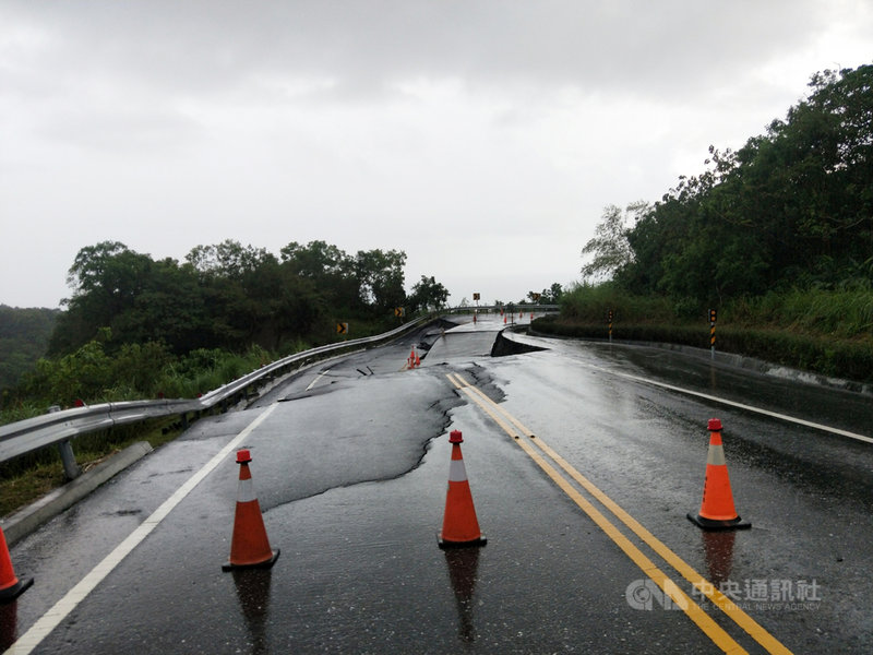 颱風圓規外圍環流持續影響,台30線玉長公路29.8公里處路面下陷,路面幾乎無行車空間,緊急封閉全線道路。(成功警分局提供)中央社記者張祈傳真 110年10月13日