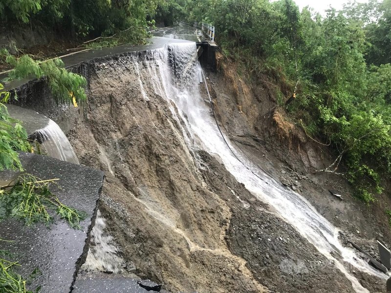颱風圓規外圍環流影響,花蓮各地雨勢不斷,瑞穗鄉瑞港公路花64線全線多數路樹倒塌及落石,13日雨勢持續,3公里處又發生邊坡大崩塌。(瑞穗鄉公所提供)中央社記者李先鳳傳真 110年10月13日