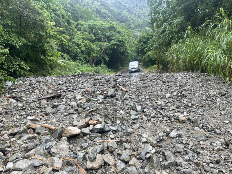 颱風圓規外圍環流挾帶豪大雨連日雨炸花蓮,導致淹水、土石流災情,瑞穗鄉瑞港公路邊坡大崩塌,短期無法通行,奇美部落洗腎病患岌岌可危,13日只能從另一端豐濱港口段進入,改以四輪傳動車支援接駁。(豐濱鄉公所提供)中央社記者李先鳳傳真 110年10月13日