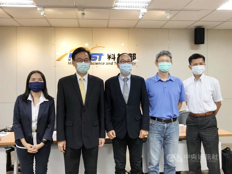 科技部13日舉行研究成果記者會,台大團隊打造智慧養豬解決方案。圖為科技部生科司司長陳鴻震(左2)、台大動物科學技術學系特聘教授、教務長丁詩同(中)、台大動物科學技術學系特聘教授陳明汝(左1)、教授王翰聰(右2)、副教授林恩仲(右1)。中央社記者蘇思云攝 110年10月13日