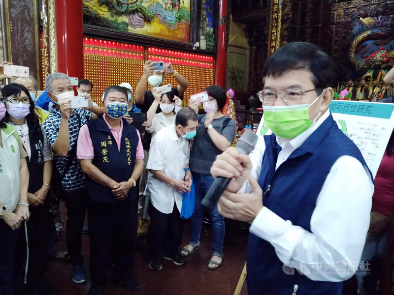 交通部長王國材(前右)13日在嘉義民雄鄉頭橋考察嘉義鐵路高架化延伸至民雄案工程時表示,民雄鐵路高架化按照時程進行中,預計2030年完工通車。中央社記者蔡智明攝 110年10月13日