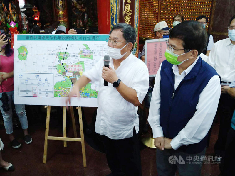 立法院交通委員會召集委員陳明文(前左)13日邀交通部長王國材(前右)至嘉義考察交通建設,向民眾說明民雄鐵路高架化計畫執行進度。中央社記者蔡智明攝 110年10月13日