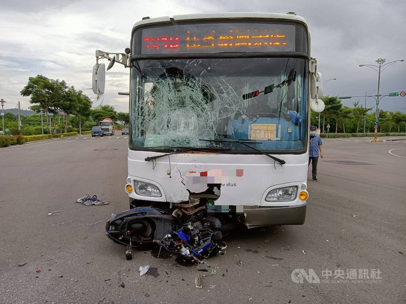 苗栗縣高鐵快捷公車13日行經後龍鎮新港三路與高鐵六路口,與機車發生事故,警方調查,機車騎士疑為搶快闖紅燈直行,迎面撞上依號誌左轉的高鐵公車,造成騎士重傷送醫。(警方提供)中央社記者管瑞平傳真 110年10月13日