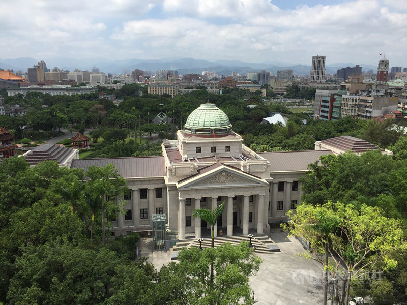 台博館13日宣布,接獲台北市政府衛生局通知,有確診COVID-19的觀眾參觀該館本館及古生物館,即日起將連續休館3天清潔消毒,預計16日開館。圖為台博館本館。(台博館提供)中央社記者王寶兒傳真 110年10月13日