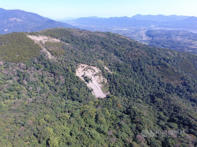花蓮林管處13日指出,舞鶴崩塌地屬大規模崩塌潛勢區,因長期有滑動情形,從去年起啟動調查評估,近日受颱風圓規雨勢影響,目前滑動速率有逐漸加速情形且持續下滑中,呼籲民眾避免進入此區,以確保生命財產安全。(花蓮林管處提供)中央社記者李先鳳傳真 110年10月13日