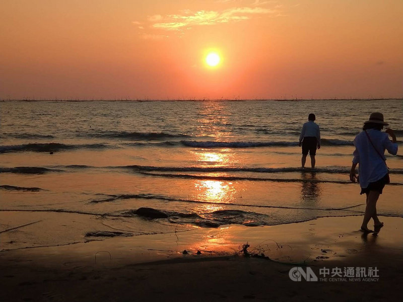 嘉義縣配合中央振興五倍券發放,推出團旅獎助方案,民眾在11月1日到111年2月28日期間,參加合法旅行業者推出的嘉義套裝行程,補助每人每次新台幣1000元,共1萬個名額。圖為嘉義東石白水湖夕陽。中央社記者蔡智明攝 110年10月13日