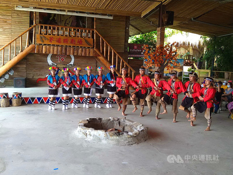 嘉義縣配合中央振興五倍券發放,加碼推出團體旅遊獎助方案,只要在11月1日到111年2月28日期間,每團達6人,且遊玩2天1夜以上,住在嘉縣境內合法旅宿,遊程經嘉縣觀光軸線6大主題中至少3景點,即可享有補助每人每次新台幣1000元。圖為嘉義阿里山鄒族歌舞表演。中央社記者蔡智明攝 110年10月13日