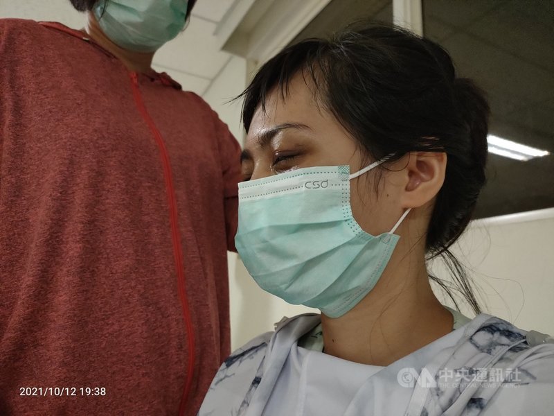 屏東潘姓超商女店員(圖)日前遭思覺失調症男子攻擊,高雄長庚醫院整合團隊為她進行手術,目前雙眼紗布已拆除,恢復狀況良好。(莊全成提供)中央社記者蔡孟妤傳真 110年10月13日