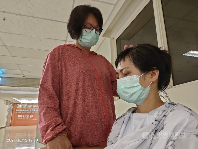 屏東潘姓超商女店員(右)日前遭思覺失調症男子攻擊,在高雄長庚醫院手術住院,目前術後恢復良好,潘女的母親也在一旁陪伴。(莊全成提供)中央社記者蔡孟妤傳真 110年10月13日