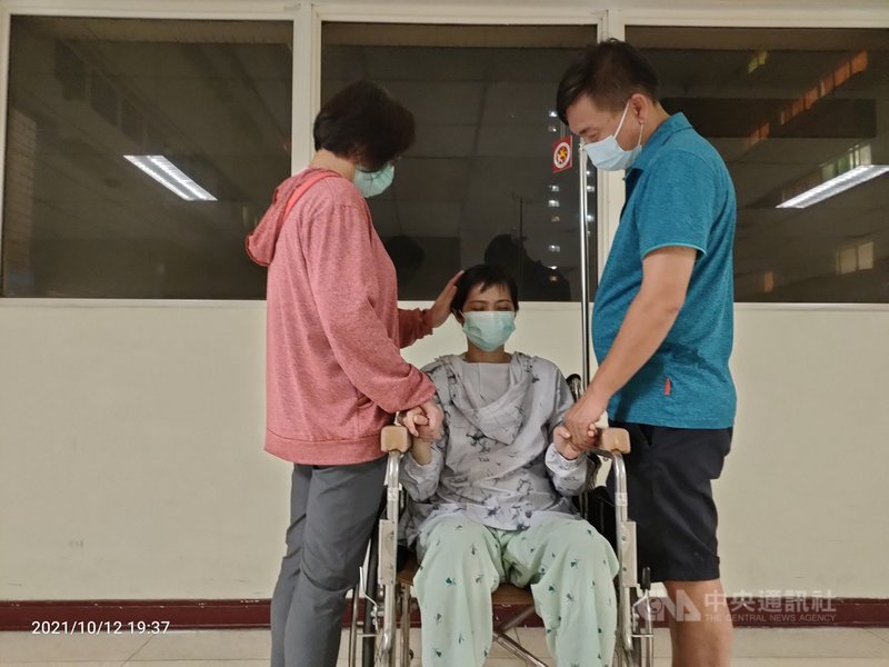 屏東潘姓超商女店員(中)日前遭思覺失調症男子攻擊,在高雄長庚醫院手術住院,目前術後恢復良好,超商老闆和友人13日前往醫院探視。(莊全成提供)中央社記者蔡孟妤傳真 110年10月13日