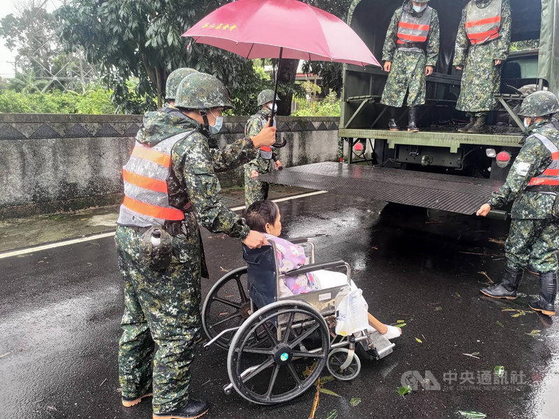 受颱風圓規持續性豪雨影響,各鄉鎮公所、軍警動員協助土石流潛勢區保全戶強制撤離及收容安置。圖為第二作戰區官兵助萬榮鄉見晴村民眾撤離。(花防部提供)中央社記者張祈傳真 110年10月13日