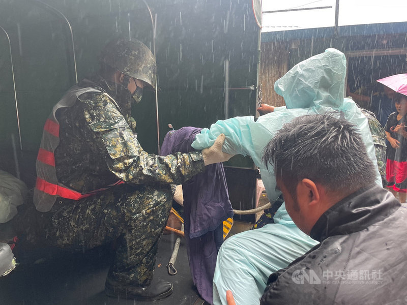 受颱風圓規持續性豪雨影響,花蓮全縣停班停課,多處村落並出現土石流紅色警戒,國軍第二作戰區派遣兵力100餘人、中型戰術輪車等2類19輛,協助執行秀林鄉銅門村等6處預防性撤離及災後復原任務。(花防部提供)中央社記者張祈傳真 110年10月13日
