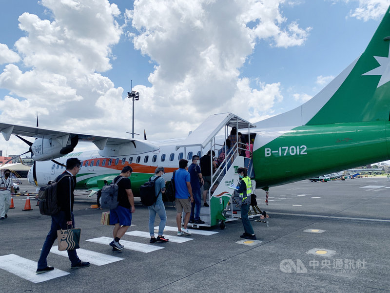 連江縣長劉增應13日表示,與澎湖、金門縣長研商後,考量國內疫情已趨緩,中央也陸續放寬各項防疫措施,且馬祖南、北竿機場入境篩檢數已大幅下降,連江縣疫苗第一劑覆蓋率已達8成,南、北竿機場快篩站階段性功能已告一段落,14日起暫停入境快篩。圖為110年9月1日民眾登機情形。中央社記者邱筠攝 110年10月13日