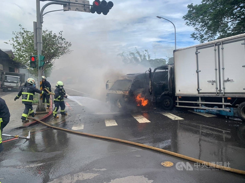 新北市林口區忠福路和南勢二街路口13日中午發生一輛貨車和運鈔車車禍,運鈔車車頭遭衝撞後起火,警消獲報迅速到場滅火,車內兩名保全燙傷,皆送醫治療。(翻攝照片)中央社記者王鴻國傳真 110年10月13日