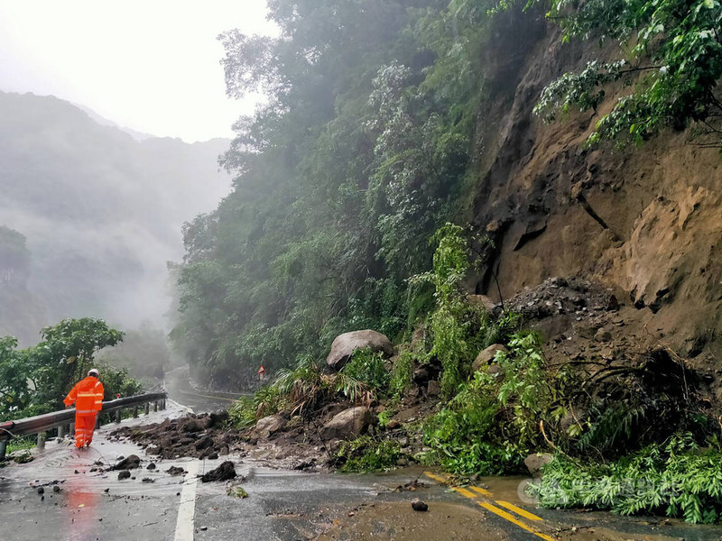 受到颱風圓規外圍環流影響,花蓮地區13日雨勢間歇,公路總局第四養護工程處指出,考量夜間視線不良、持續性降雨產生落石風險,預計晚間6時30分再度實施台8線關原(114.6k)至太魯閣(184.5k)預警性道路封閉,14日上午繼續進行災情搶修。(公路總局提供)中央社記者張祈傳真 110年10月13日