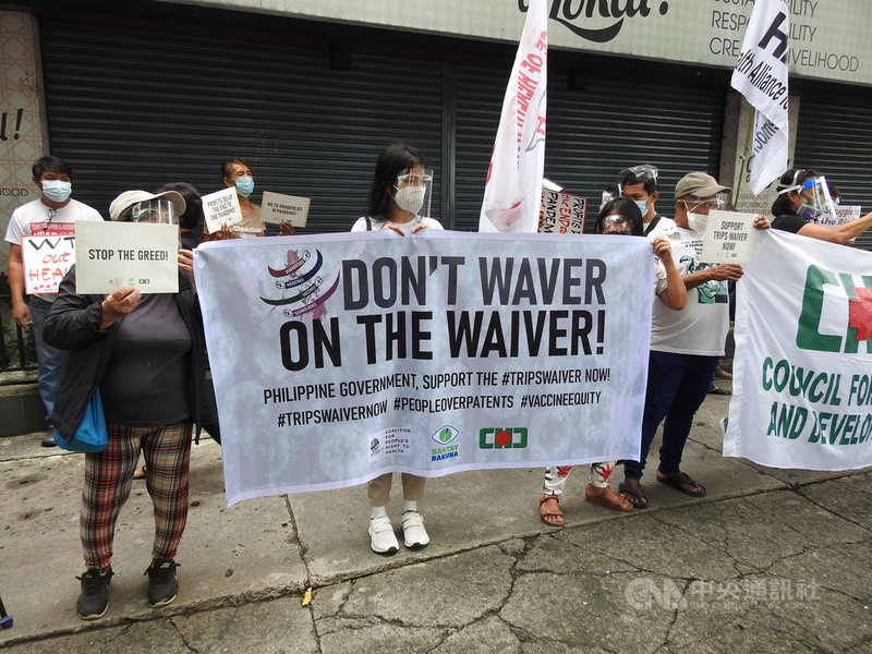 人民健康權聯盟、疫苗守衛、健康與發展協會等菲律賓民間團體13日號召支持者前往貿工部,要求馬尼拉當局在WTO智財權理事會上,支持暫時豁免COVID-19疫苗專利保護。中央社記者陳妍君馬尼拉攝 110年10月13日