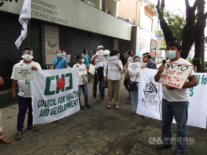 人民健康權聯盟、健康與發展協會等菲律賓民間團體13日號召支持者前往貿工部,要求菲國政府在WTO智財權理事會上,支持暫時豁免COVID-19疫苗專利保護。中央社記者陳妍君馬尼拉攝 110年10月13日