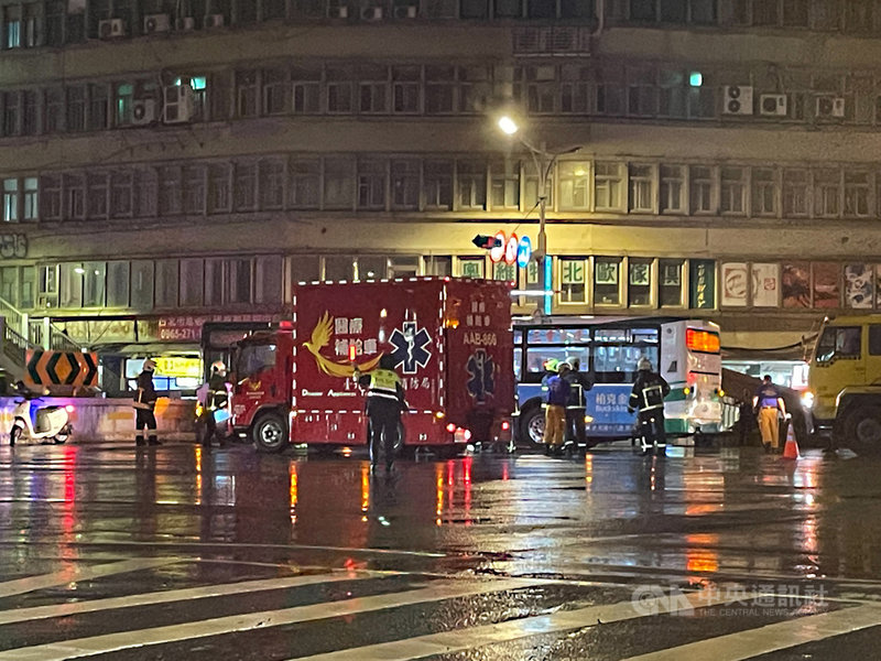 台北市13日晚間9時許發生一起公車撞地下道出口護欄事故,事發地點位於忠孝西路、中山南路口,現場包含駕駛共13人受傷送醫,肇事原因尚待釐清。中央社記者吳家昇攝 110年10月13日
