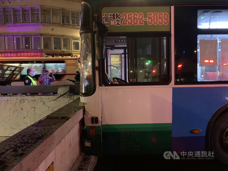 台北市警消13日晚間獲報,在中山南路、忠孝西路口的平面車道西側發生車禍,到場發現為三重客運公車不慎撞上車行地下道出口處上方護欄,車頭當場凹陷且玻璃窗碎成蜘蛛網狀,包含駕駛在內共13人受傷,駕駛供稱是因恍神才沒看到護欄釀禍。(翻攝照片)中央社記者黃麗芸傳真 110年10月13日